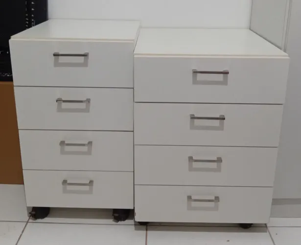 2 armários com 4 gavetas $200 cada - valor total $400