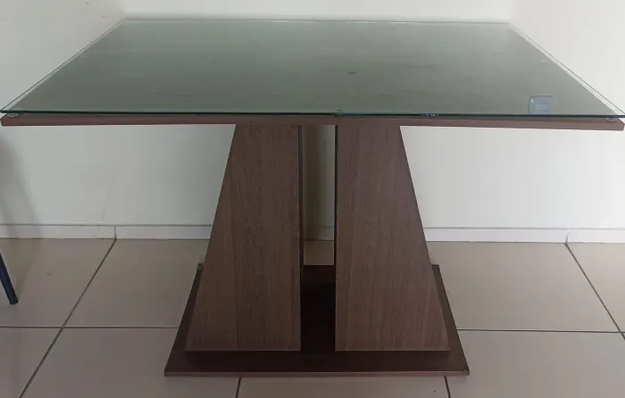 MESA DE JANTAR COM TAMPO DE VIDRO
