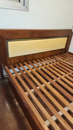 Cama em madeira nobre + 2 Mesas de Cabeceira