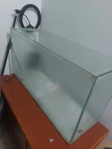 Aquário um pouco mais que 120 litros. Somente a caixa.
