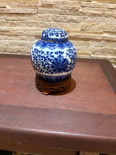 Potiche Oriental em Porcelana Azul e Branca com Base de Madeira - Peça Decorativa Elegante