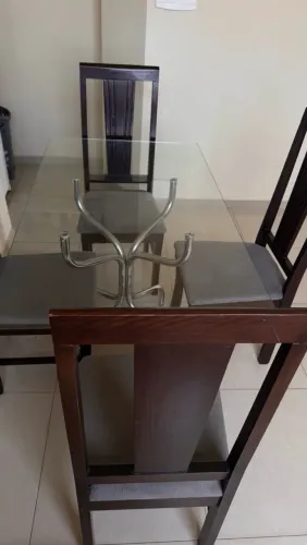 Mesa de Jantar com Tampo de Vidro (1,40 x 0,80) + 4 Cadeiras de Madeira