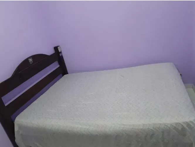 Venda de cama casal madeira com colchão usados ... mais informações no fone *33