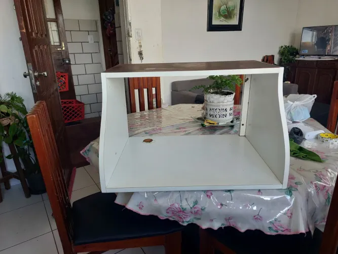 Suporte para micro-ondas de madeira forado com fórmica branca