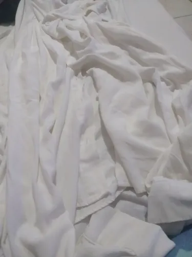 Vendo uma camiseta branca manga comprida