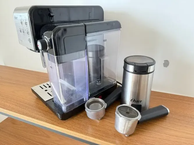 Cafeteira Expresso Oster Primalatte II e Moedor Inox
