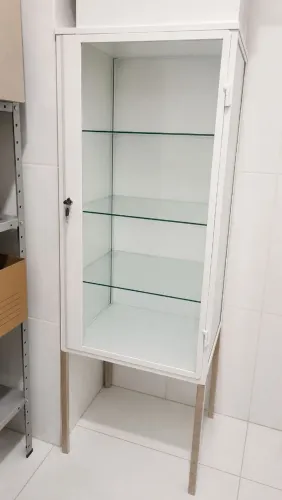 Armário vitrini para medicamentos 