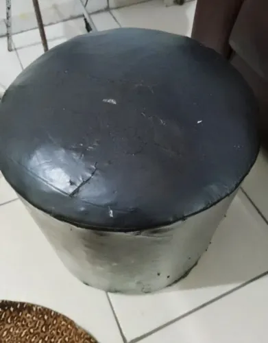 Puff/Banquinho Cilíndrico preto com topo arredondado