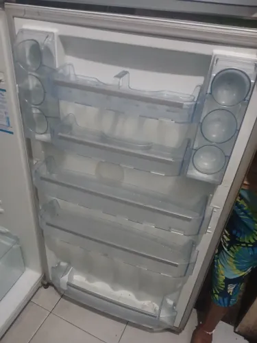 Vendo uma geladeira funcionando perfeitamente com algumas avarias por fora pouca coisa