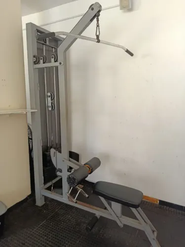 Polia alta com remada com banco articulado 