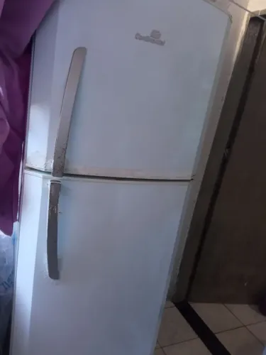 Geladeira de 2 portas. Usada mas boa pra usar