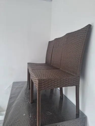 Mesa moderna com 3 cadeiras... obs: mesa com tampão de vidro mesma medida da mesa.