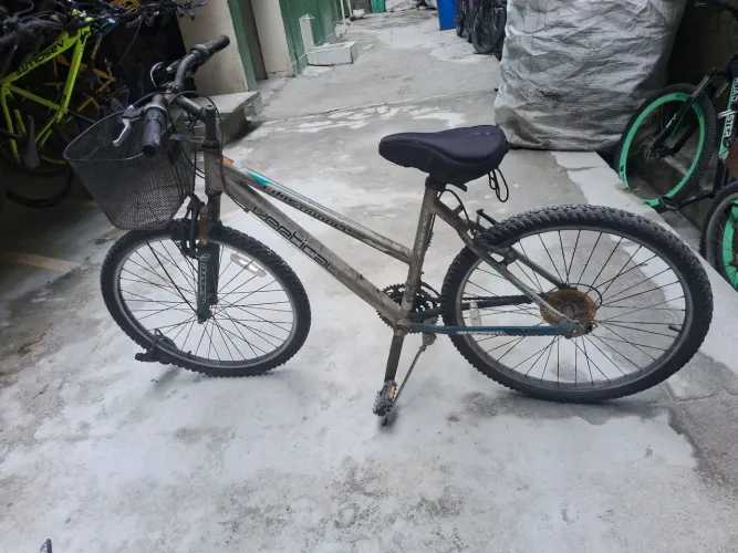 mountain bike Vertical Edge Runner de 18 marchas com um quadro de 18 polegadas. Aro 26 