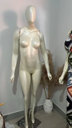 Manequim de fibra e pintura automotiva