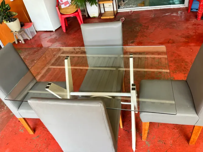 Sala de jantar com 4 cadeiras 