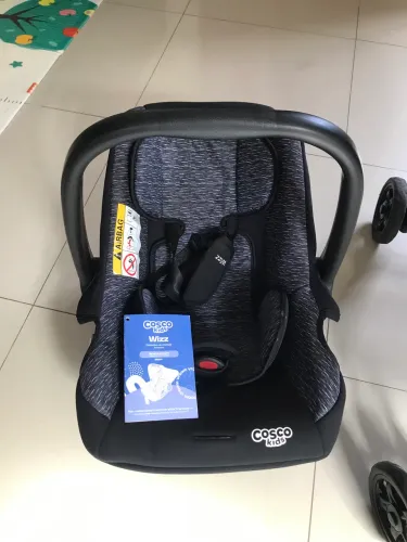 Carrinho de bebê, conjunto com bebê conforto