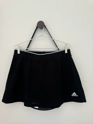 Saia adidas preta - com shorts por baixo