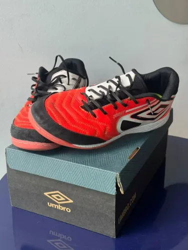 Chuteira Futsal Umbro Pro 5 Bump Unissex - Laranja (PRA SAIR RÁPIDO!!!)