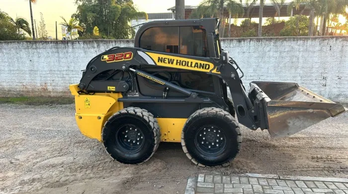 Mini pá carregadeira NEW HOLLAND 320L Ano 2024