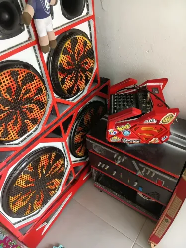 Caixa de som com a mesa e as forças 