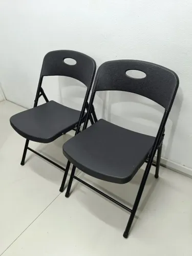 Cadeira de plástico seminova
