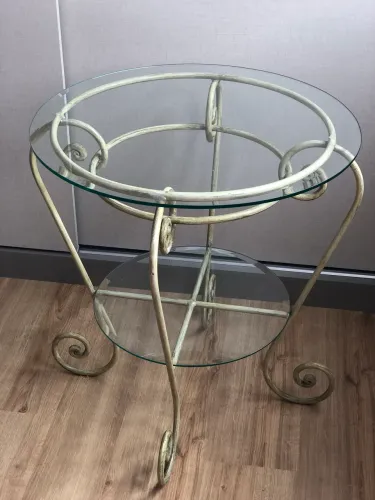 Mesinha de ferro com vidros 