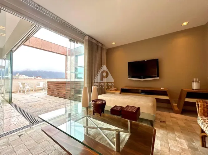 Cobertura de Luxo no Leblon: 3 Suítes, Piscina e Vista Panorâmica para a Lagoa