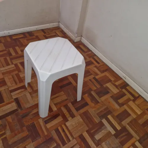 Banqueta de plástico Astra 30×30×41cm bem resistente.