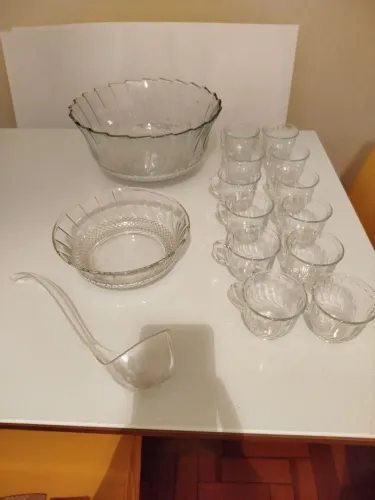 Poncheira de vidro.