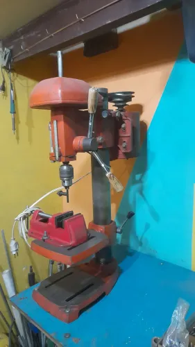 Furadeira de bancada e morsa