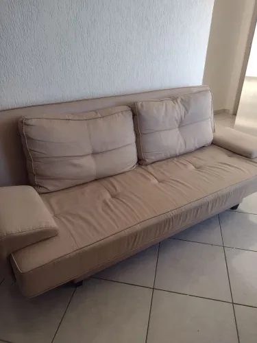 Sofá cama , tecido de linho , na cor bege , bem conservado , estrutura ótima