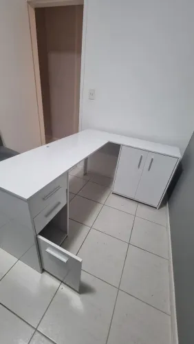 Mesa de escritório branca em L