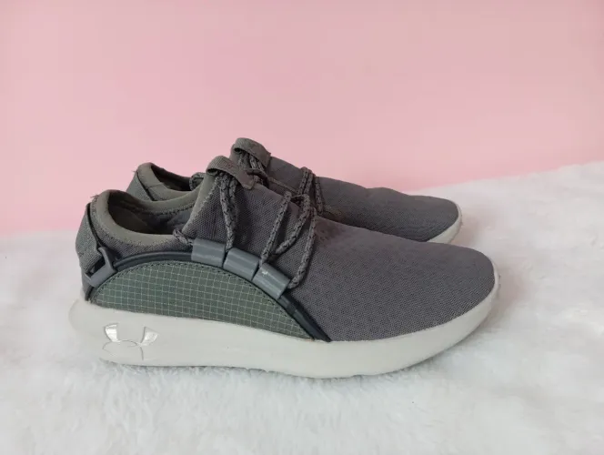 Tênis cinza under armour palmilha mede 23 cm