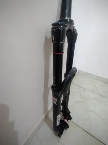 Suspensão rock shox Pike 160 mm com cubo funcionando tudo normal