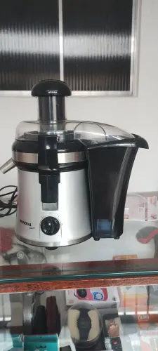 UM UM PROCESSADOR E EXTRATOR DE SUCO 