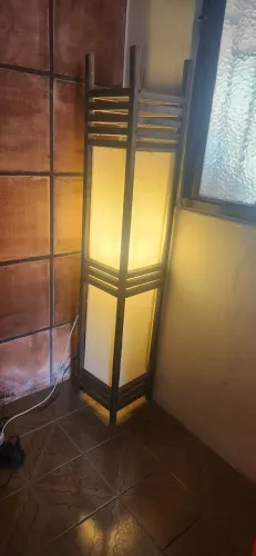 Luminária de madeira