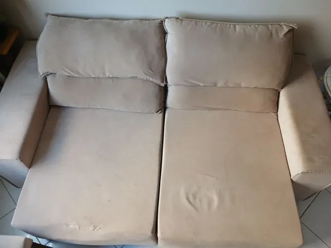 Sofá retrátil bege, 2,10 cm cumprimento, 90 cm largura fechado e 1,30 largura aberto.