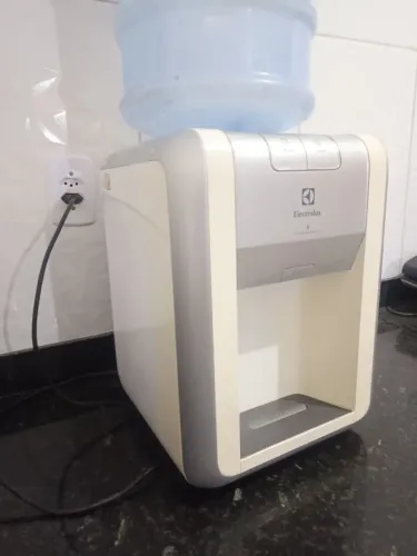 Vendo bebedouro semi novo