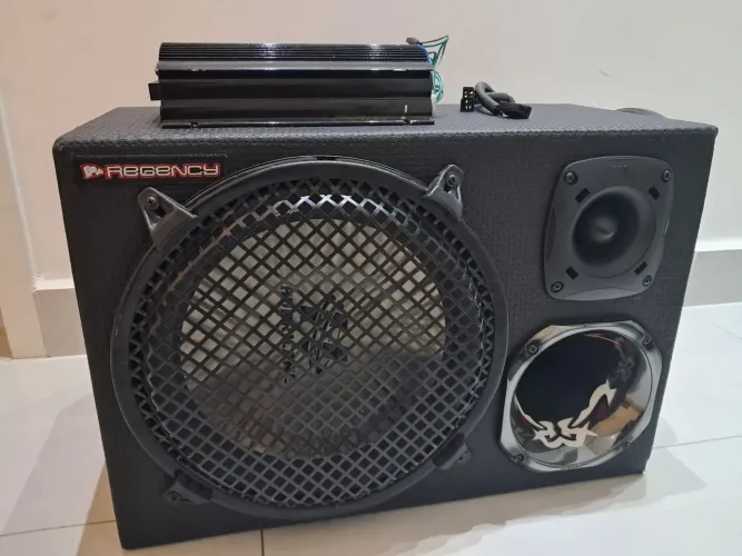 Caixa automotiva com amplificador