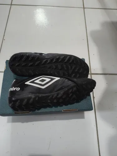 Chuteira society umbro número 39