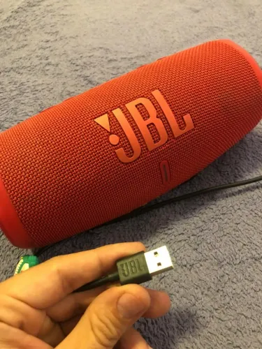 JBL Charge 5 bem conservada