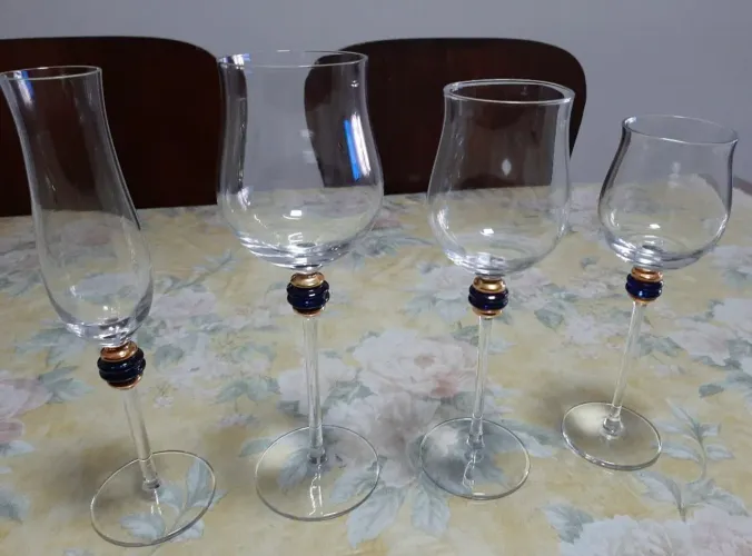 Jogo Taças Cristais Hering translúcido com detalhes em azul cobaltotipos e filetes dourado