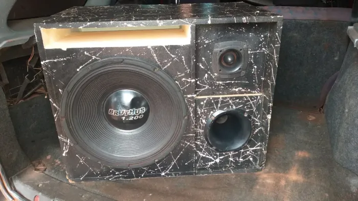 Caixa trio potente<br>1 bruthus de 1200rms<br>Corneta 305i