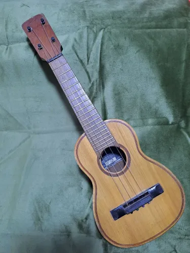 Cavaquinho Antigo   Tranquillo Giannini n? 2. Original decada 30/40.