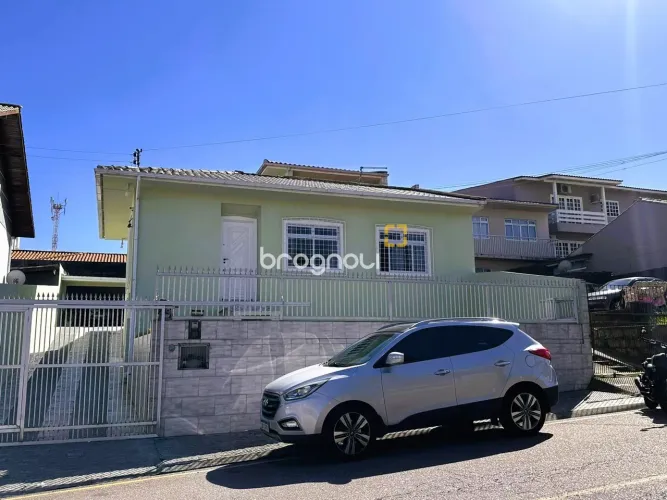 Casa com 3 dormitórios, sendo 1 suíte à venda no bairro Bela Vista -São José - SC