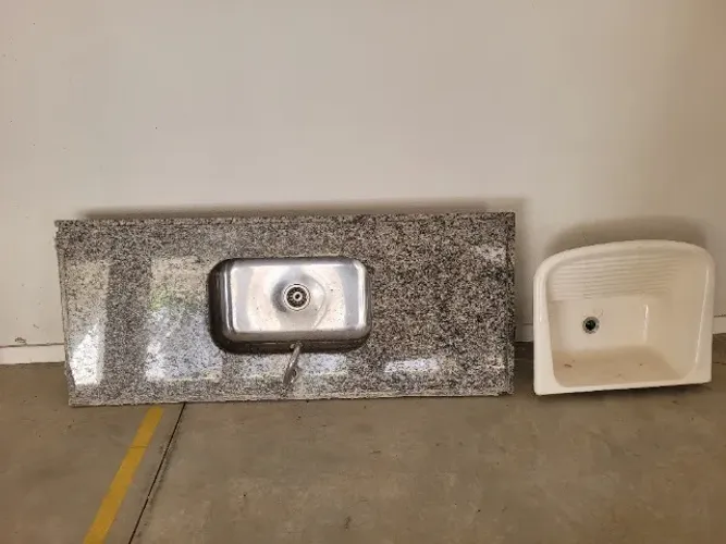 Bancada de pia com torneira e tanque