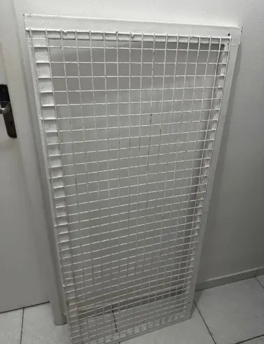 Vendo expositor bastante resistente medindo 1,36x62  Obs: tenho ganchos para doação.