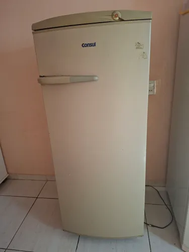 Geladeira antiga da consul funcionando tudo.retirar no areal *