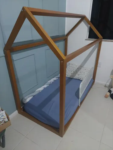 Cama montessoriana madeira solteiro estilo casinha com colchão, suporte para livro e grade