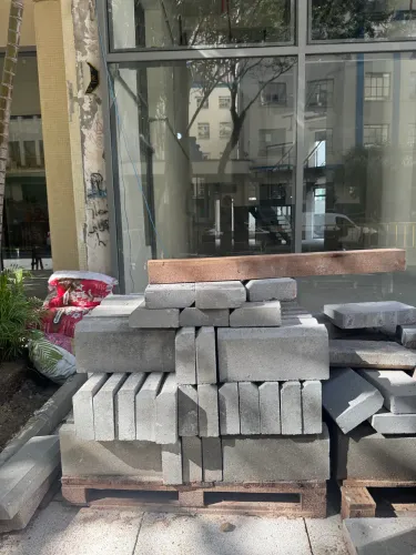 Doação de mini guia cimentício de calçada